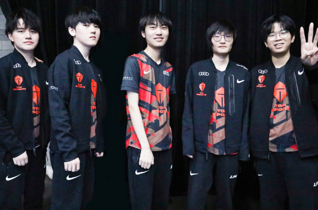 的足球赛场 的足球赛场